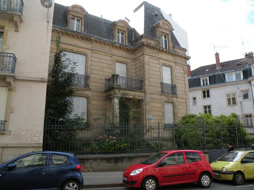  belle maison en pierre, rue Sergent Blandan
